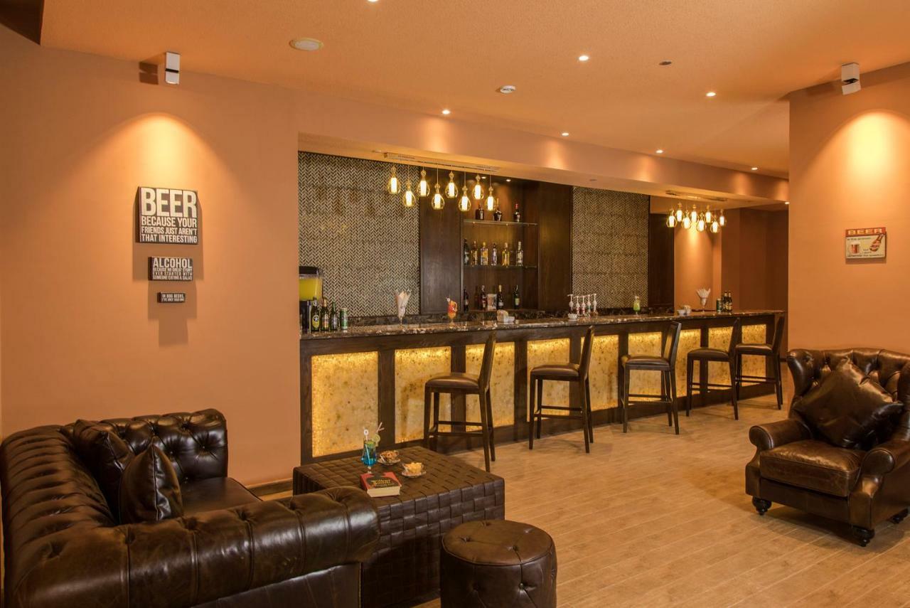 Waves Naama Bay Hotel Sharm-el-Sheikh Buitenkant foto A home theater with a wet bar
